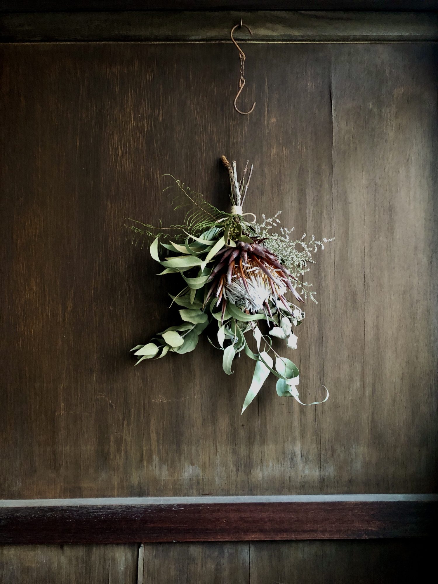 プロテアニオベのシンプルスワッグ Protea Niobe & Eucalyptus Swag (プロテア・ニオべとユーカリの